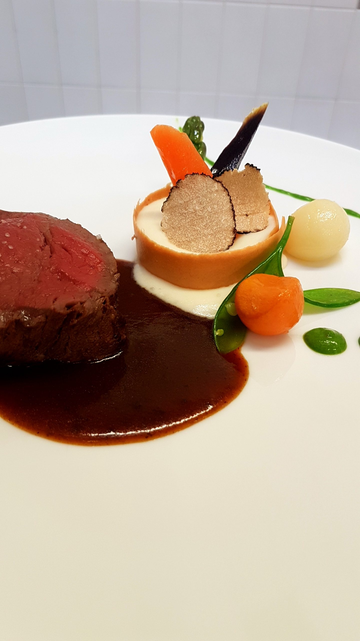 Filet de boeuf cuit basse temperature, jus corsé à la truffe Aestivum, mousseline de rattes